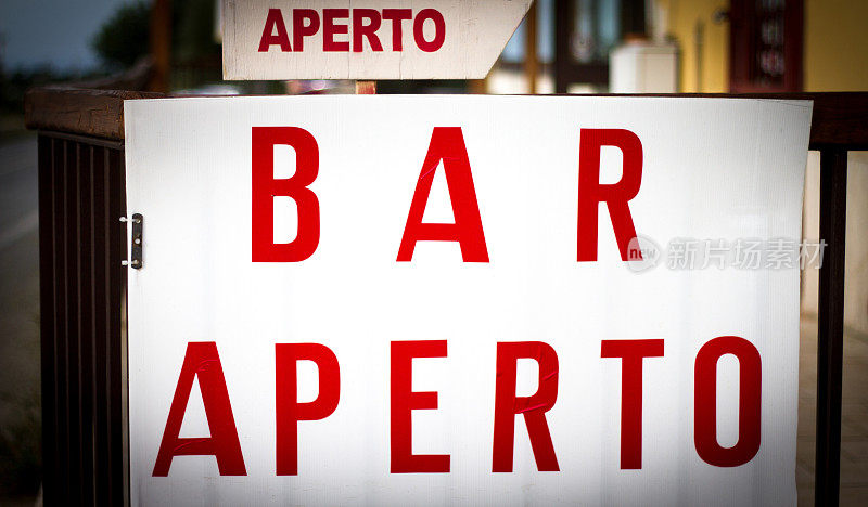 酒吧开放(' Bar APERTO')在意大利的标志